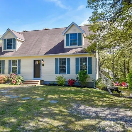 Newly Renovated Modern Pond Access Vila